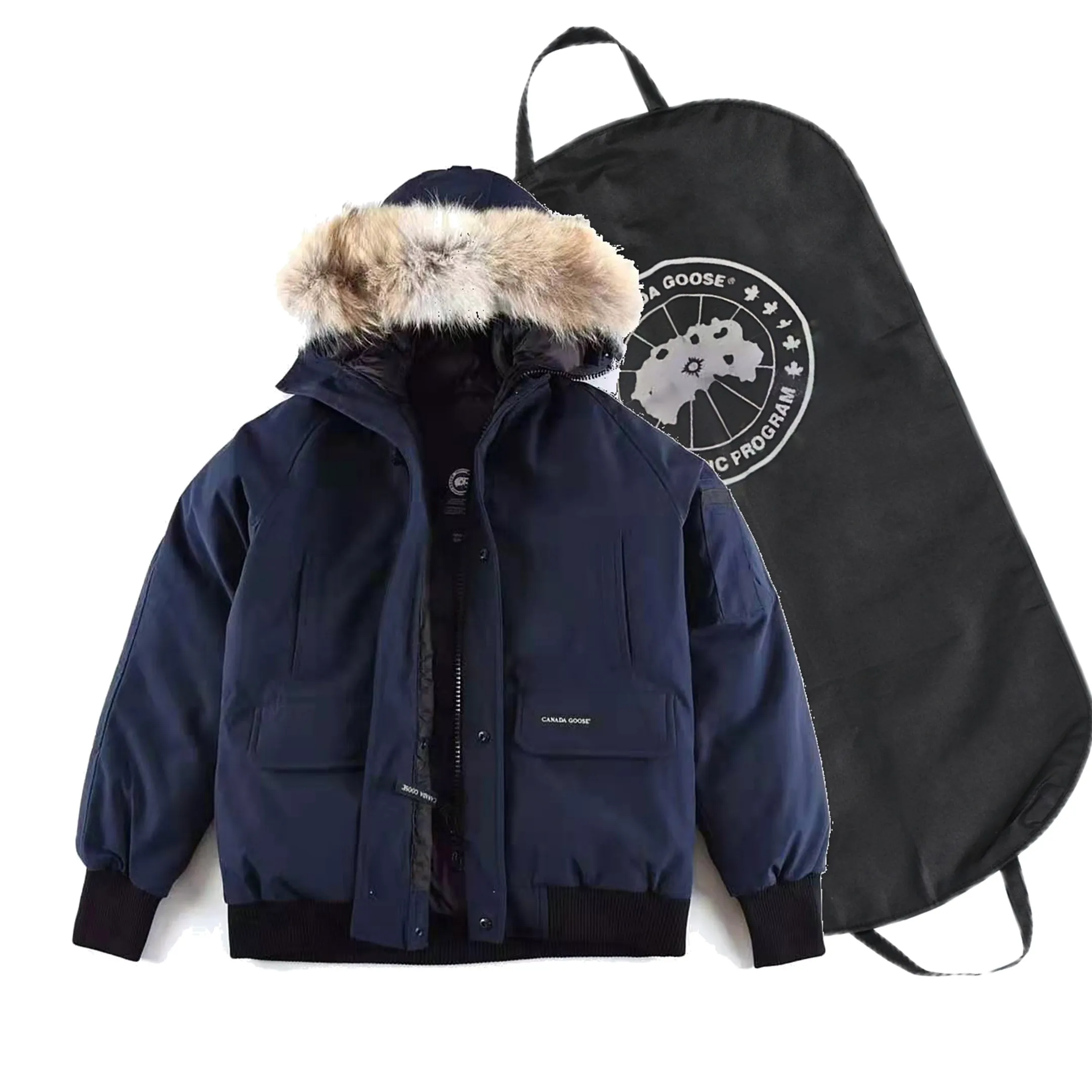 P780 with dust bag) Canada Goose Canada Goose #Chilliwack 7999M bomber jacket short down jacket ➖ Genuine synchronous anti-counterfeiting chip sensor! ➖ Imported 21-count polyester-cotton blended original fabric [last year’s 16-count/18-count hard fabrics have been completely eliminated, this year all use 21-count genuine synchronous fabrics, the soft mid-strap feels delicate and textured], genuine synchronous Feather-Light 10D waterproof coating fabric, made of 84.5 polyester fiber and 15.5 cotton, 100% the best feel in the entire network! ➖ The genuine official website is synchronized with the national standard 80 white duck down, you can check the official website customer service, there will never be a series of misleading claims such as 90 down or goose down! ➖ Using the best nylon lining with double double-layer sealing design, velvet-proof No. 7 needle + grid-filled down ready-made garments, there is 100% no so-called velvet running! ➖ The cuffs are designed with thickened seamless threads, and the collar and pockets are lined with top-quality polar fleece to keep you warm and comfortable! ➖ Yoshida YKK provides original custom-made electroplated sliders. YKK two-way lockable zippers are tight and smooth and will not peel off paint! ➖ 3M composite guarantees that the Velcro is the same as the original, durable, and all accessories and hardware are custom-made! ➖ Imported BEHRINGER embroidery machine to customize the 10,000-needle embroidery logo, 98% of which can be reproduced to restore the original logo. You can check and compare on the official website! 01 models for men and women SIZE: XS S M L XL XXL